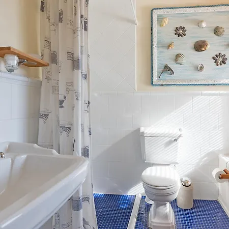 Dolphin Beach House Hotel