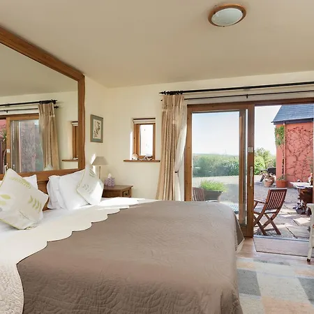 Dolphin Beach House Hotel