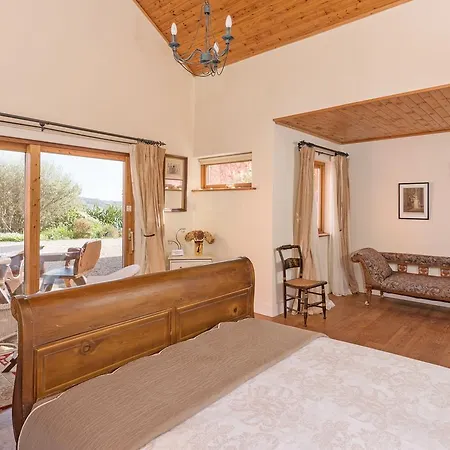 Dolphin Beach House Hotel 4*