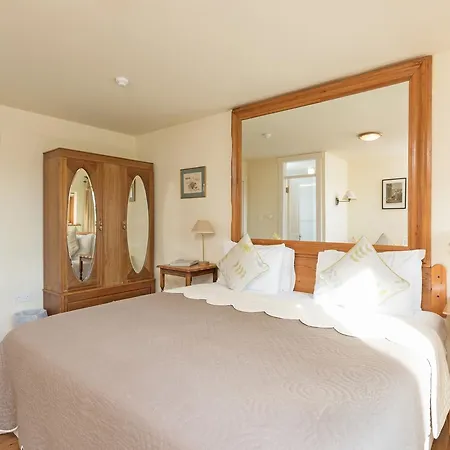 Dolphin Beach House Hotel